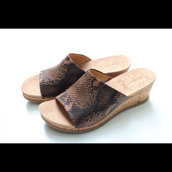 NWOT Bare traps wedges - Picture 7 of 10